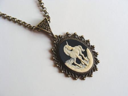 PENDENTIF LICORNE BRONZE AVEC CHAINE