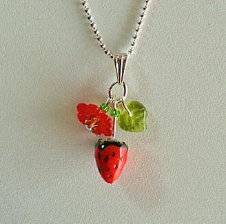 PENDENTIF FRAISE FLEUR ROUGE