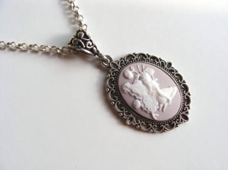 PENDENTIF CAMEE FEE ROSE PRESENTE AVEC CHAINE